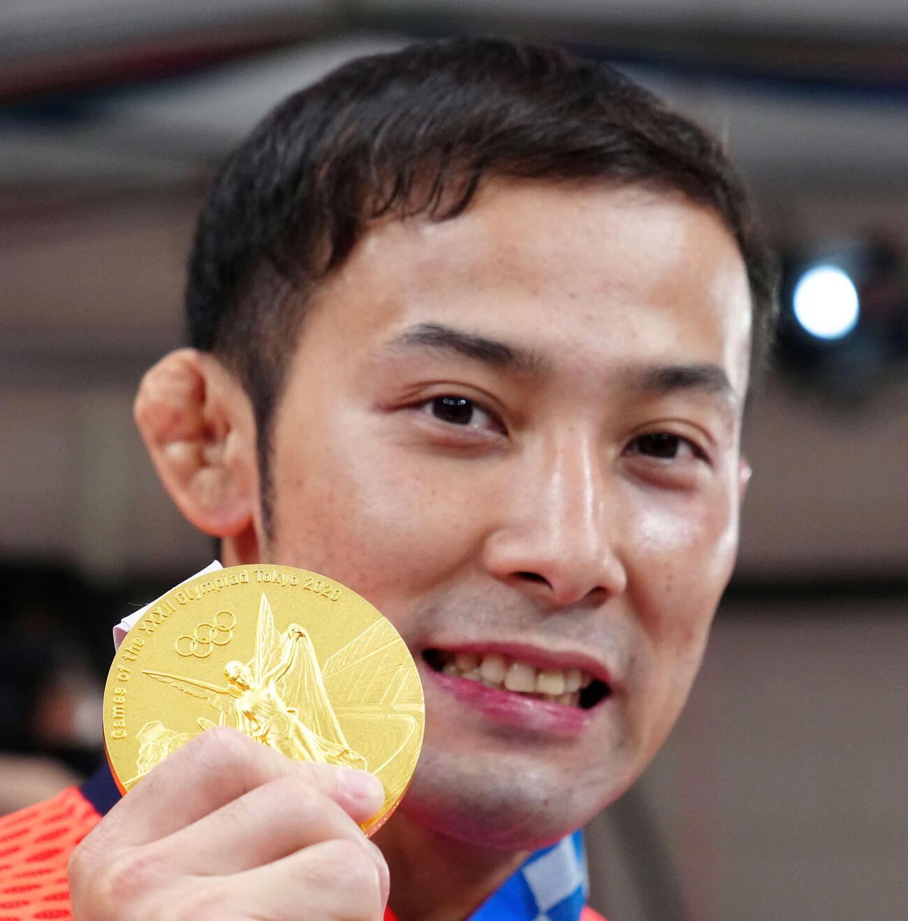 東京五輪　柔道男子60キロ級で優勝し、金メダルを掲げる高藤（2021年7月撮影）