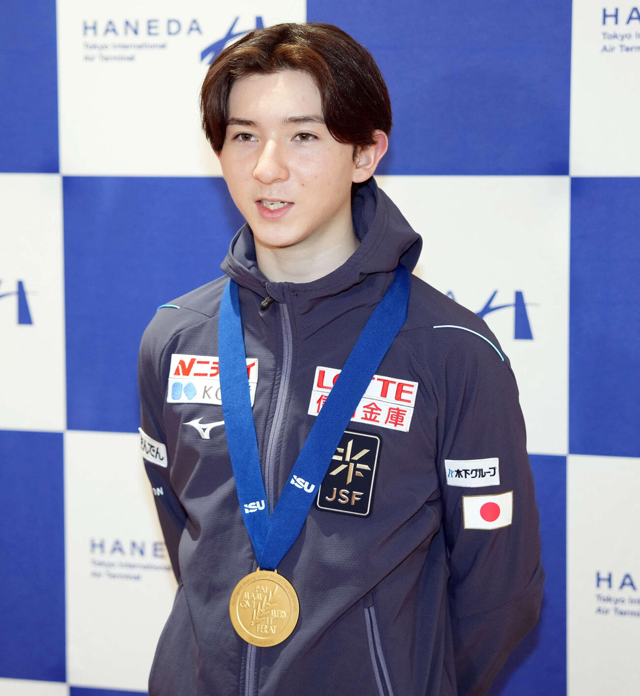 羽田空港に到着後、囲み取材に応じる中田（撮影・小島史椰）