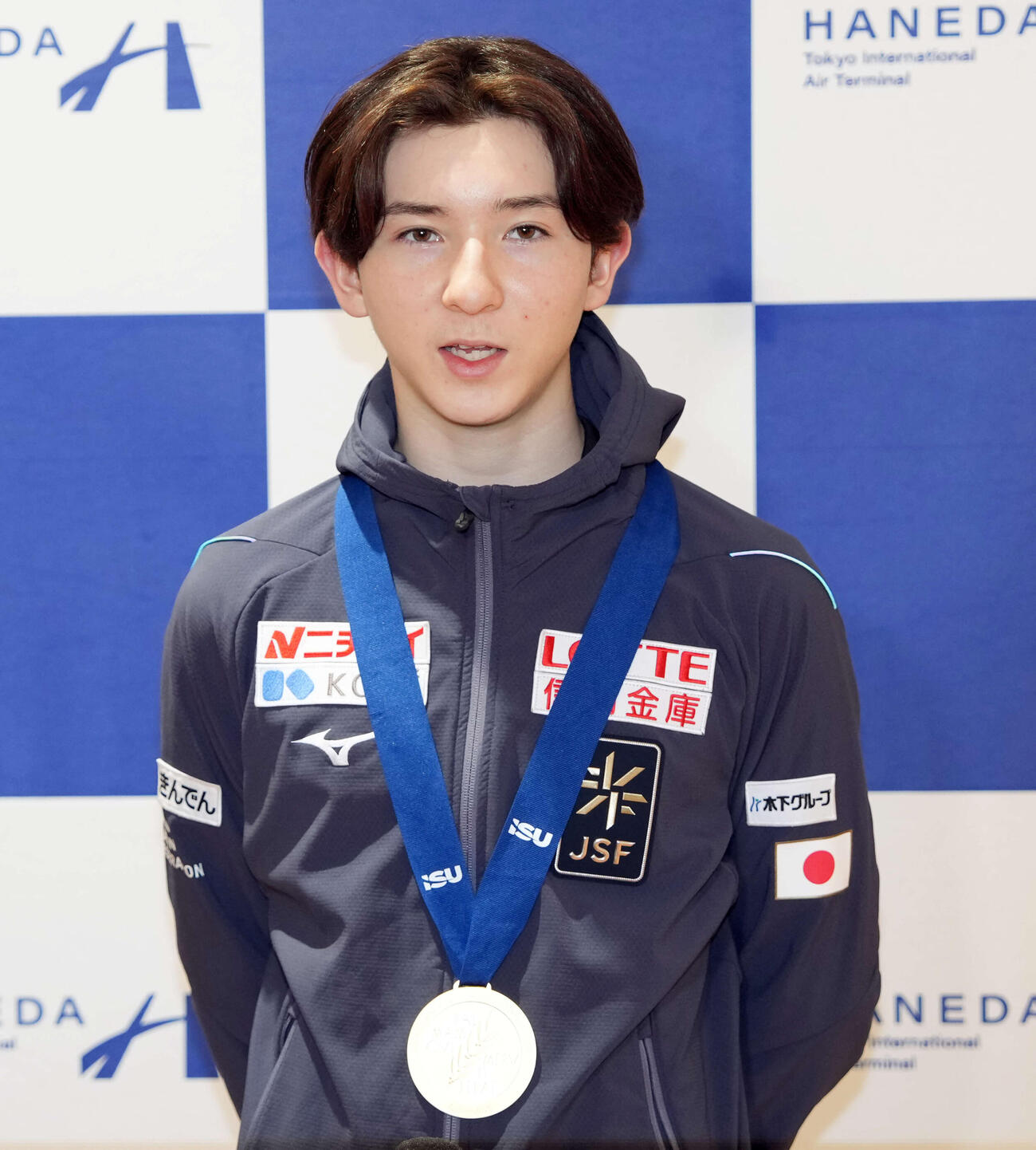 羽田空港に到着後、囲み取材に応じる中田（撮影・小島史椰）
