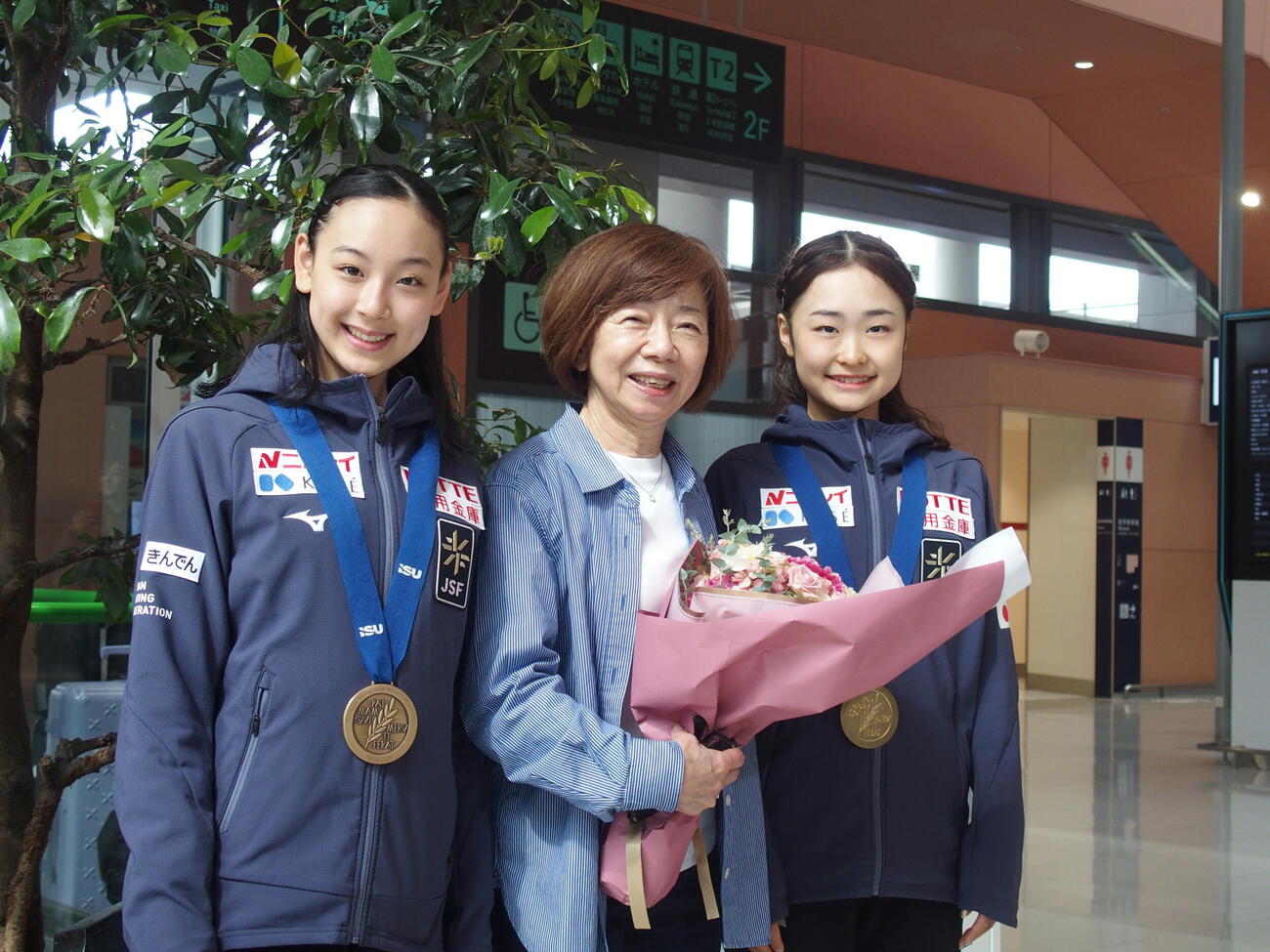 岡万佑子（左）と島田麻央（右）からサプライズで花束を贈られた小林芳子強化副部長