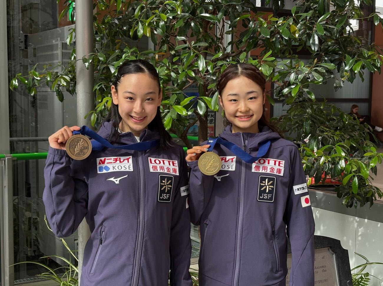 世界ジュニア選手権が行われたエストニアから帰国した岡万佑子（左）と島田麻央