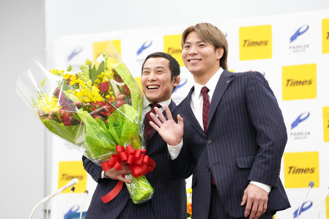 引退会見を終えた高藤（左）は阿部から花束を受け取り笑顔（撮影・足立雅史）