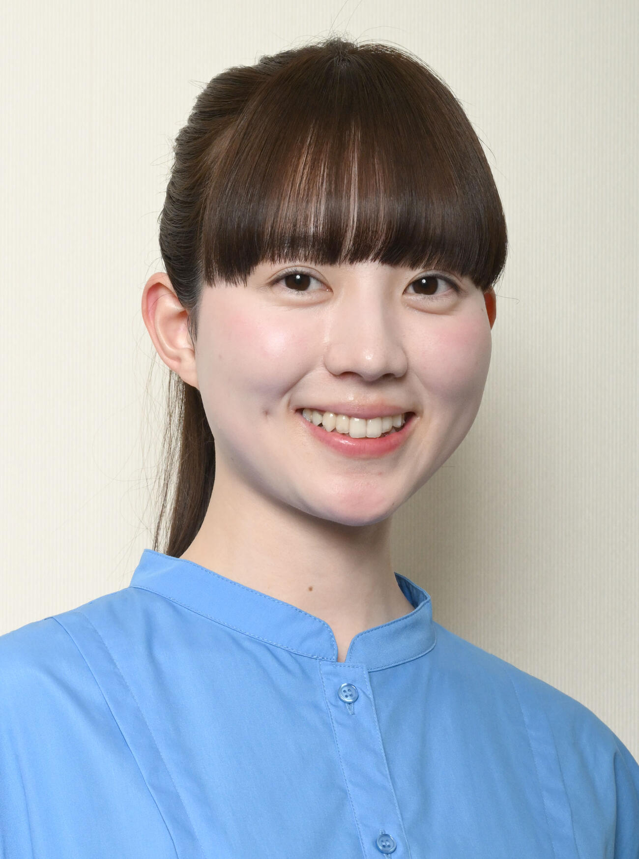 TリーグプレーオフのPRで来社した応援アンバサダーの菊池日菜（撮影・千葉一成）