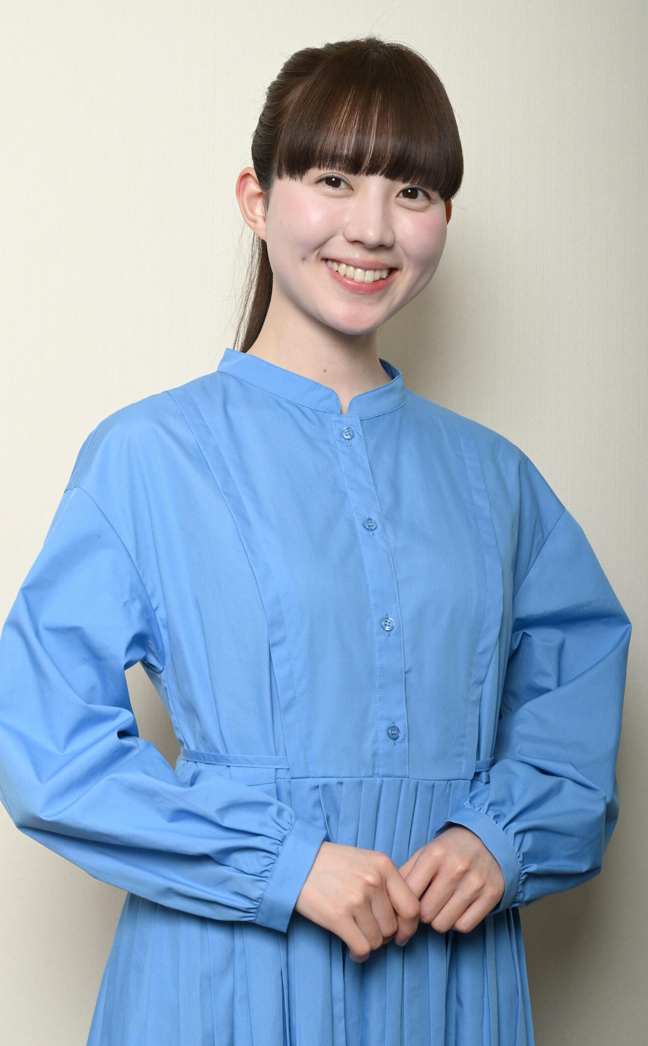 TリーグプレーオフのPRで来社した応援アンバサダーの菊池日菜（撮影・千葉一成）
