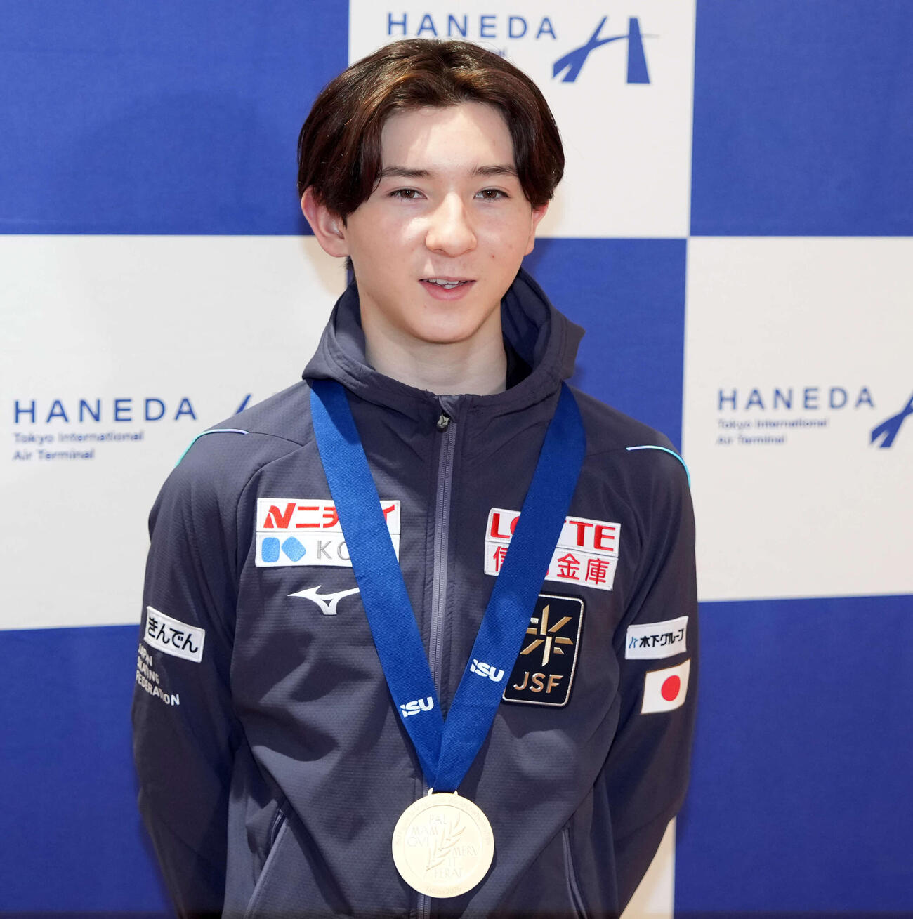 羽田空港に到着後、囲み取材に応じる中田（撮影・小島史椰）
