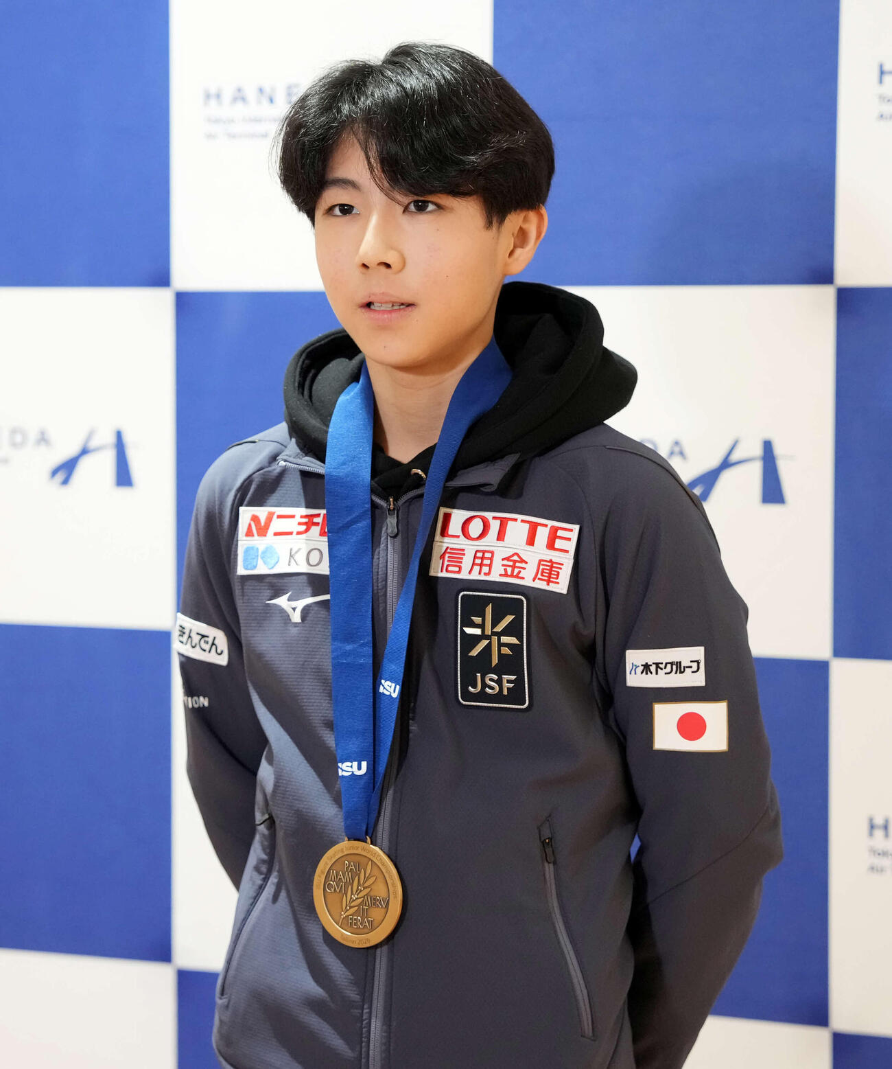 羽田空港に到着後、囲み取材に応じる西野（撮影・小島史椰）