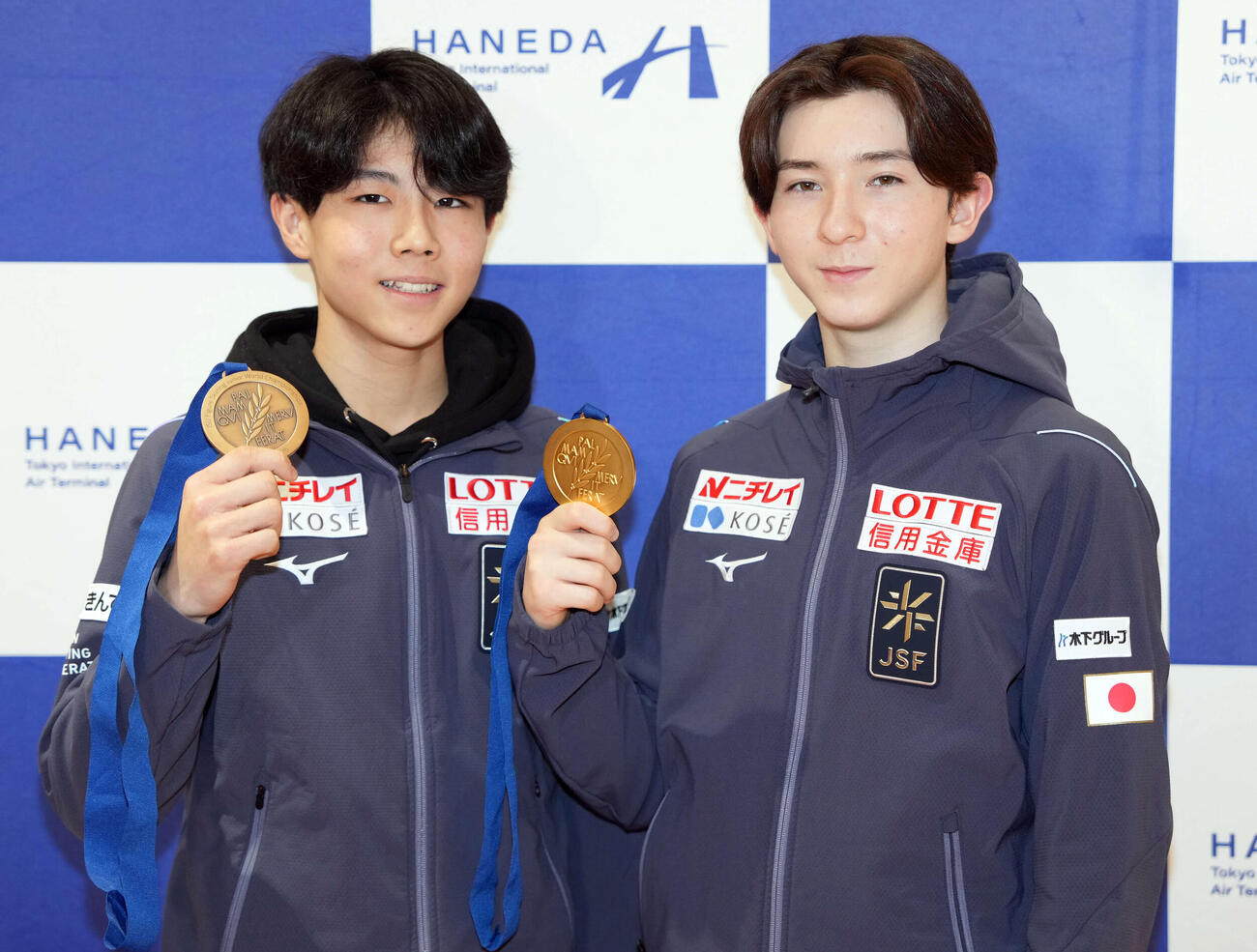 帰国した中田（右）と西野（撮影・小島史椰）