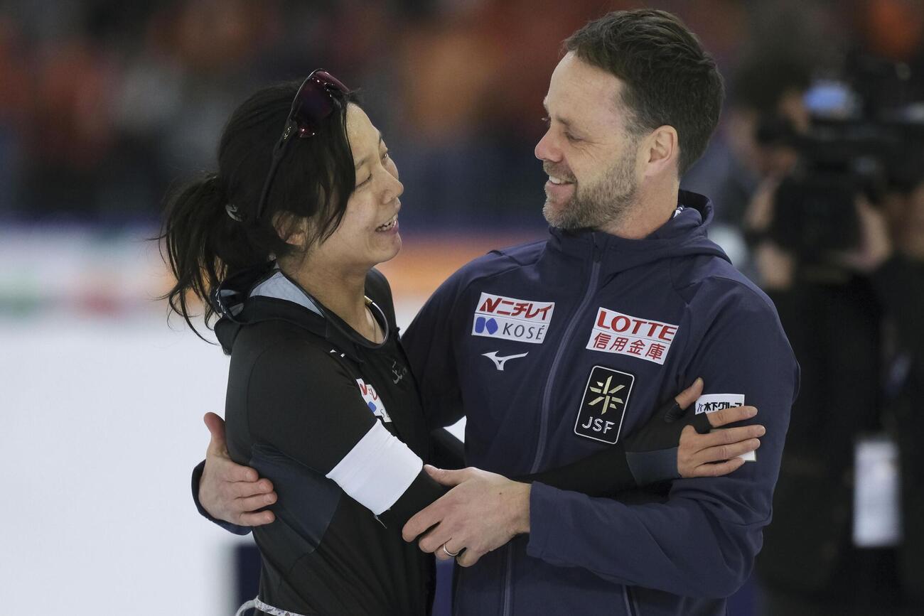 女子オールラウンド部門で総合3位になった高木美帆（左）。最終レースを終え、ヨハン・デビット・コーチと抱き合う＝ヘーレンフェイン（AP＝共同）