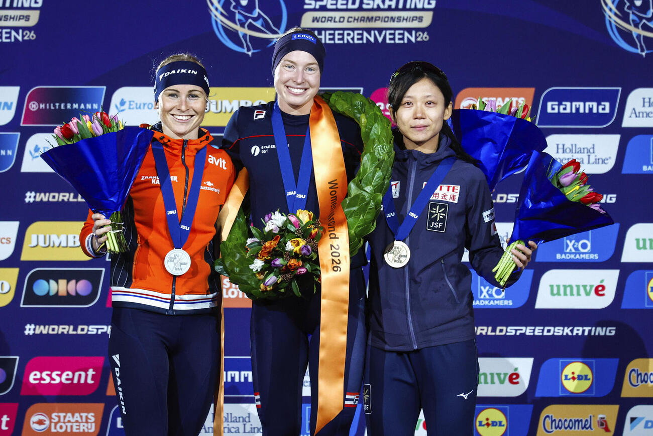 スピードスケート世界選手権の女子オールラウンド部門で総合3位になった高木美帆（右）（共同）