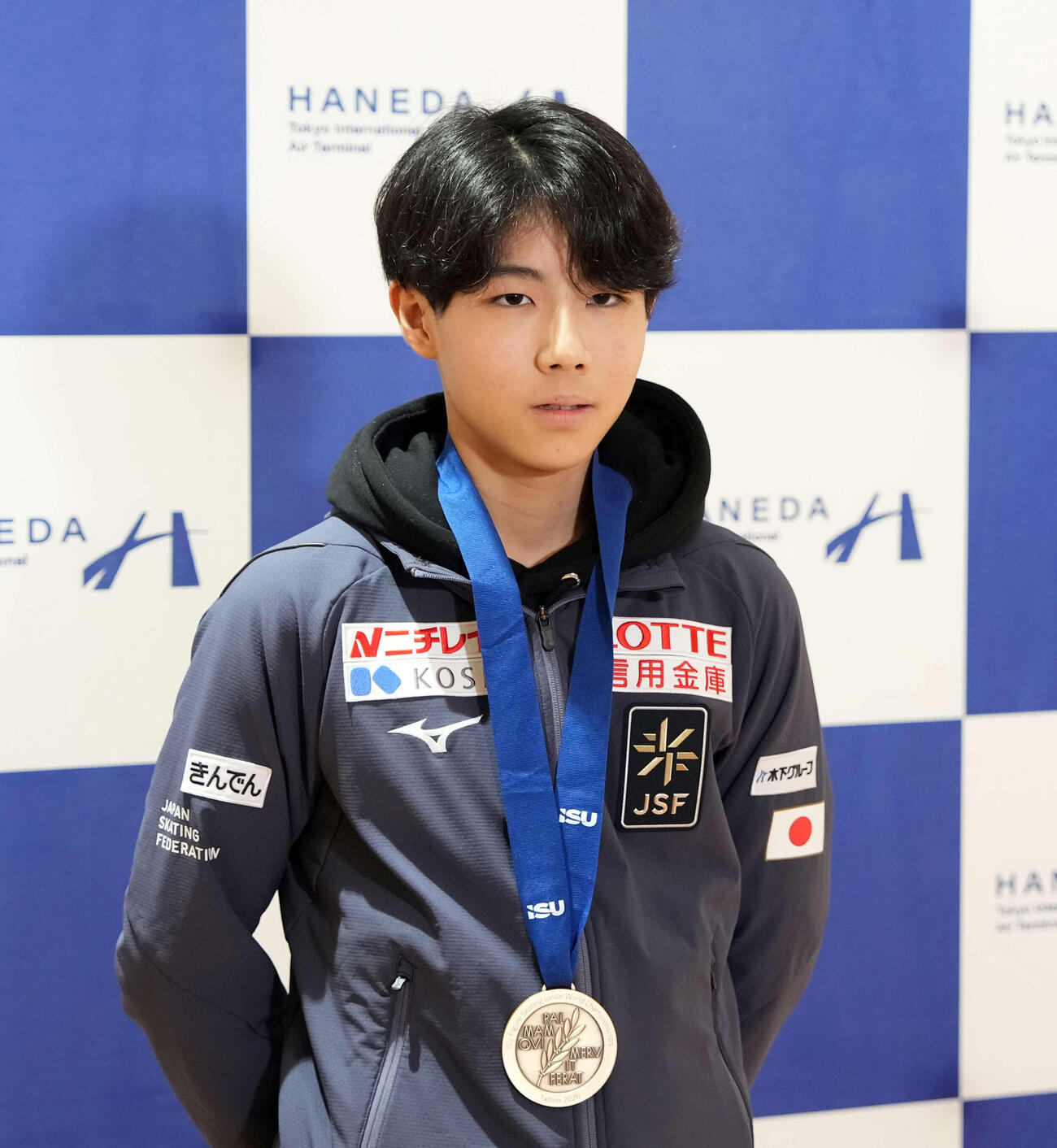 羽田空港に到着後、囲み取材に応じる西野（撮影・小島史椰）