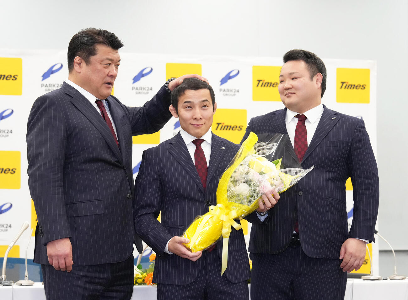 引退会見を終えたパーク24柔道部高藤（中央）は同部吉田総監督（左）、同部男子海老沼監督からねぎらいを受ける（撮影・足立雅史）