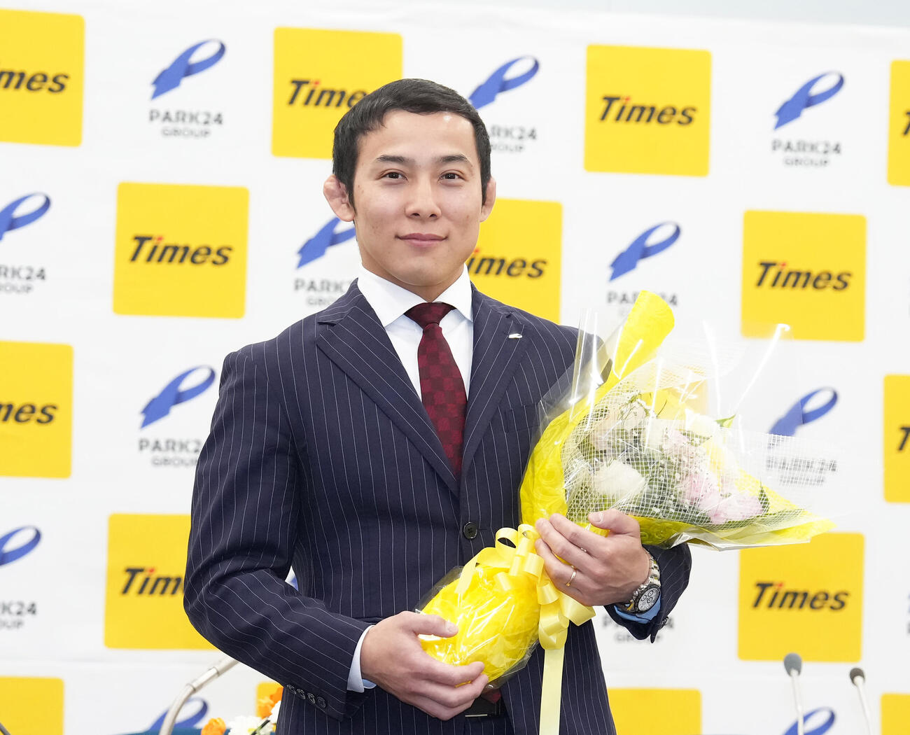 引退会見を終え笑顔を見せる高藤（撮影・足立雅史）