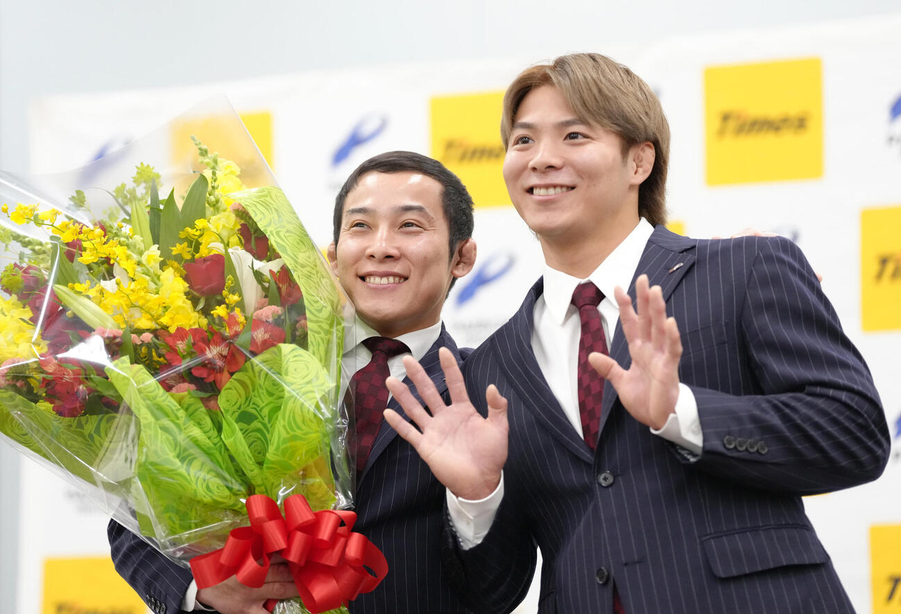 引退会見を終えた高藤（左）は阿部から花束を受け取り笑顔（撮影・足立雅史）