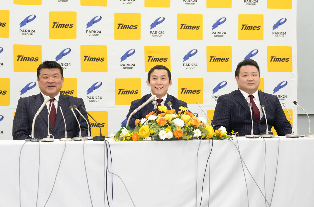会見に臨むパーク24柔道部高藤（中央）。左は同部吉田監督、右は同部男子海老沼監督（撮影・足立雅史）