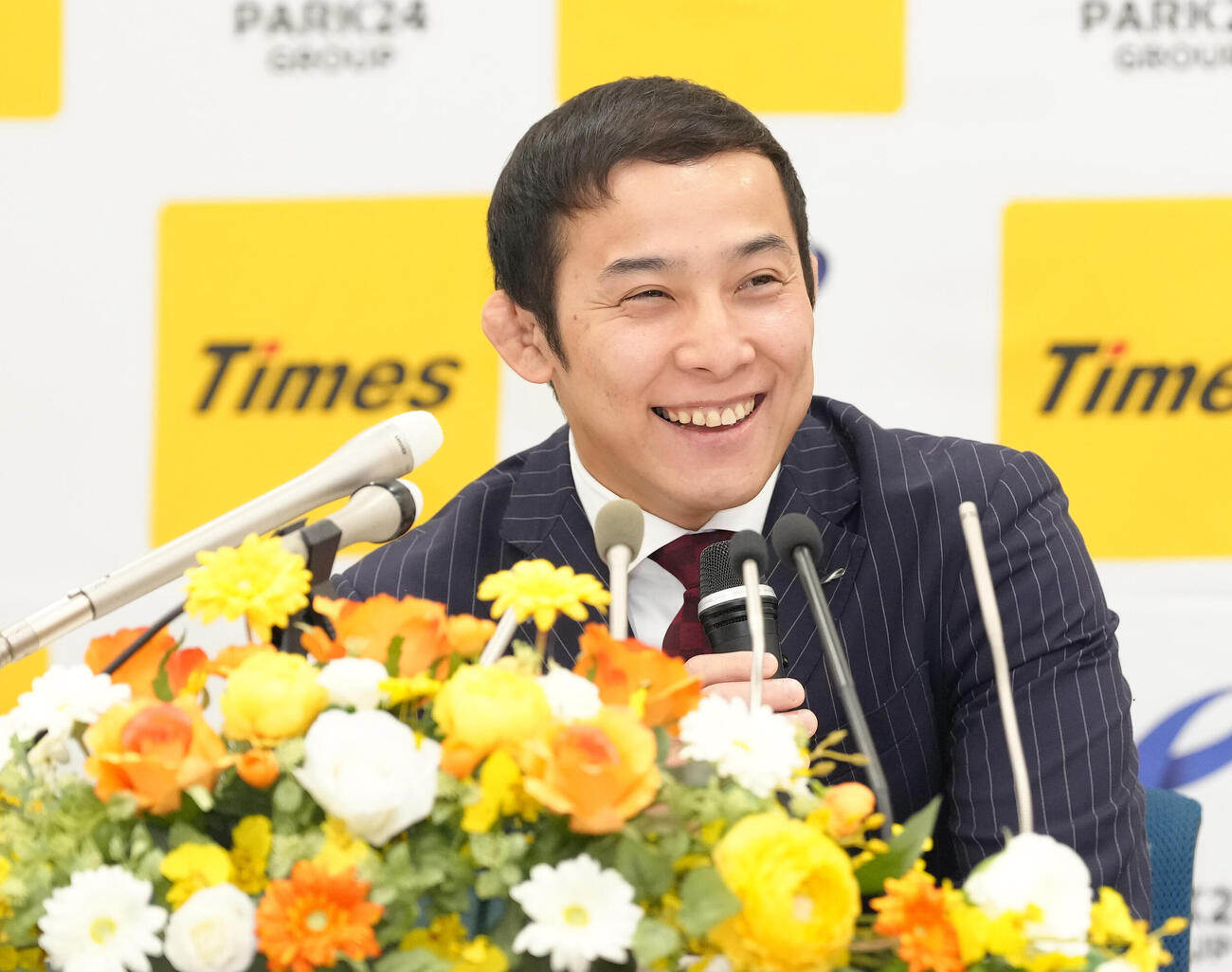 会見で笑顔を見せる高藤（撮影・足立雅史）