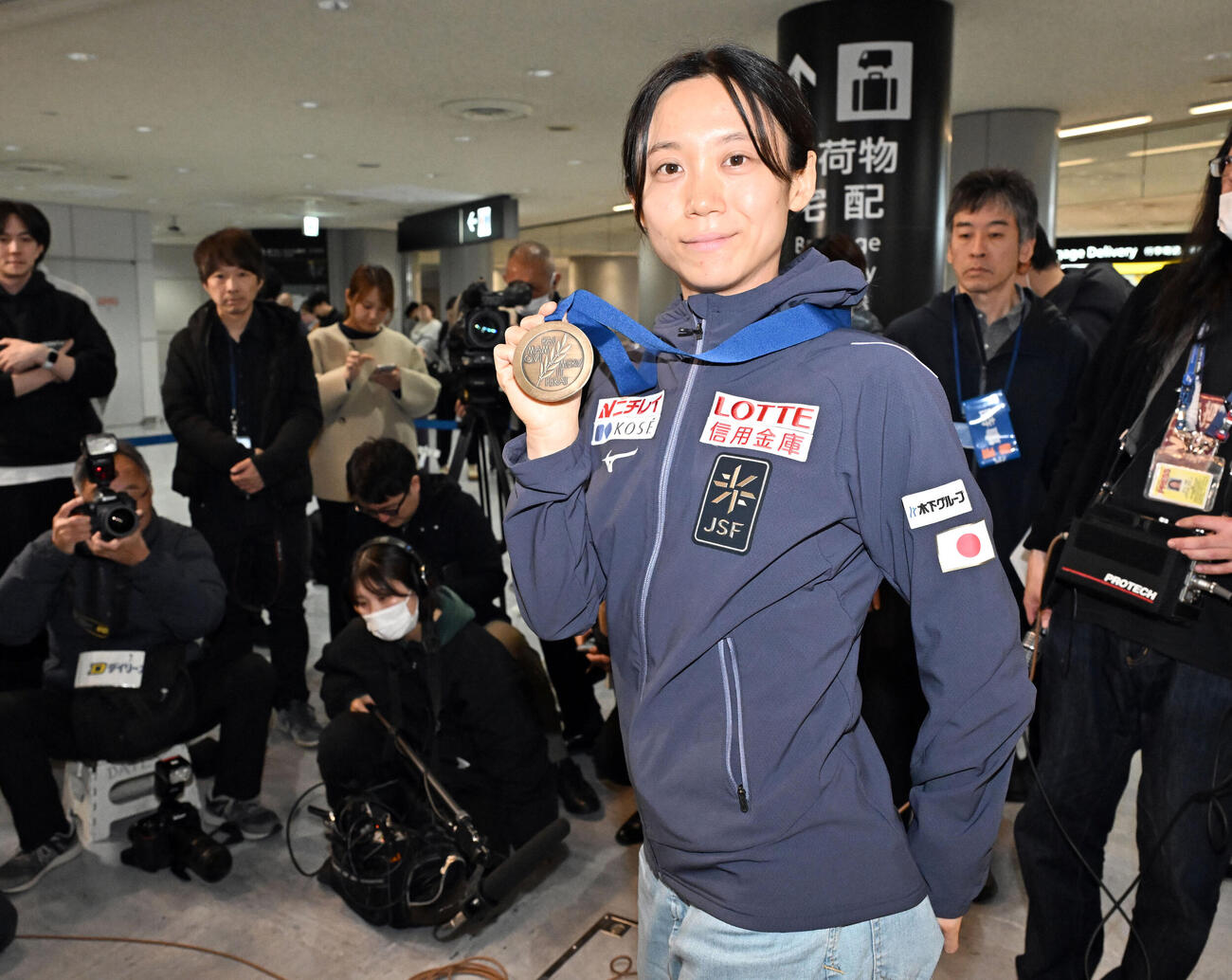 スピードスケートの世界選手権を終え、帰国後の取材対応でメダルを披露する高木美帆（撮影・千葉一成）