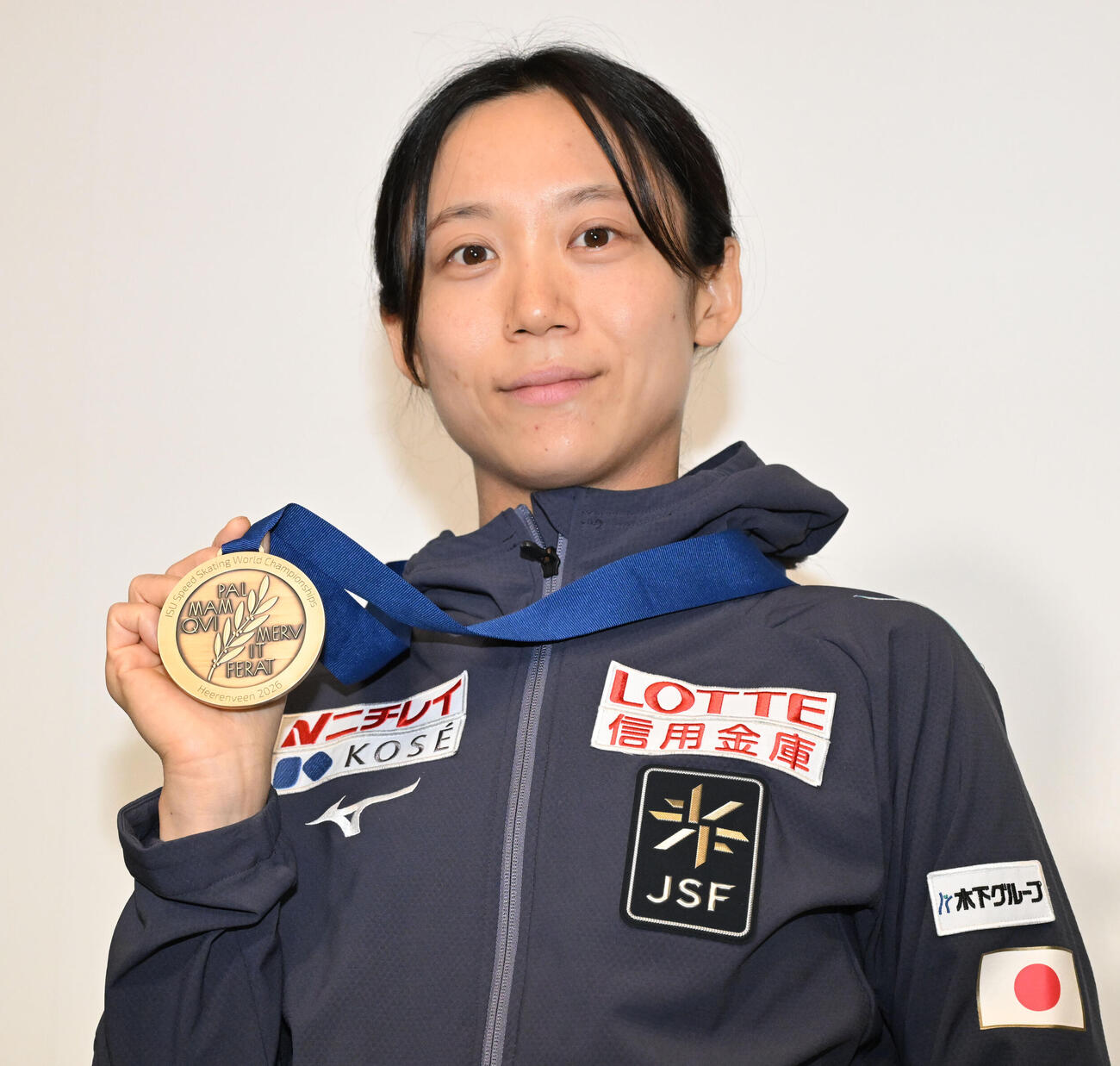 スピードスケートの世界選手権を終え、帰国後の取材対応でメダルを披露する高木美帆（撮影・千葉一成）