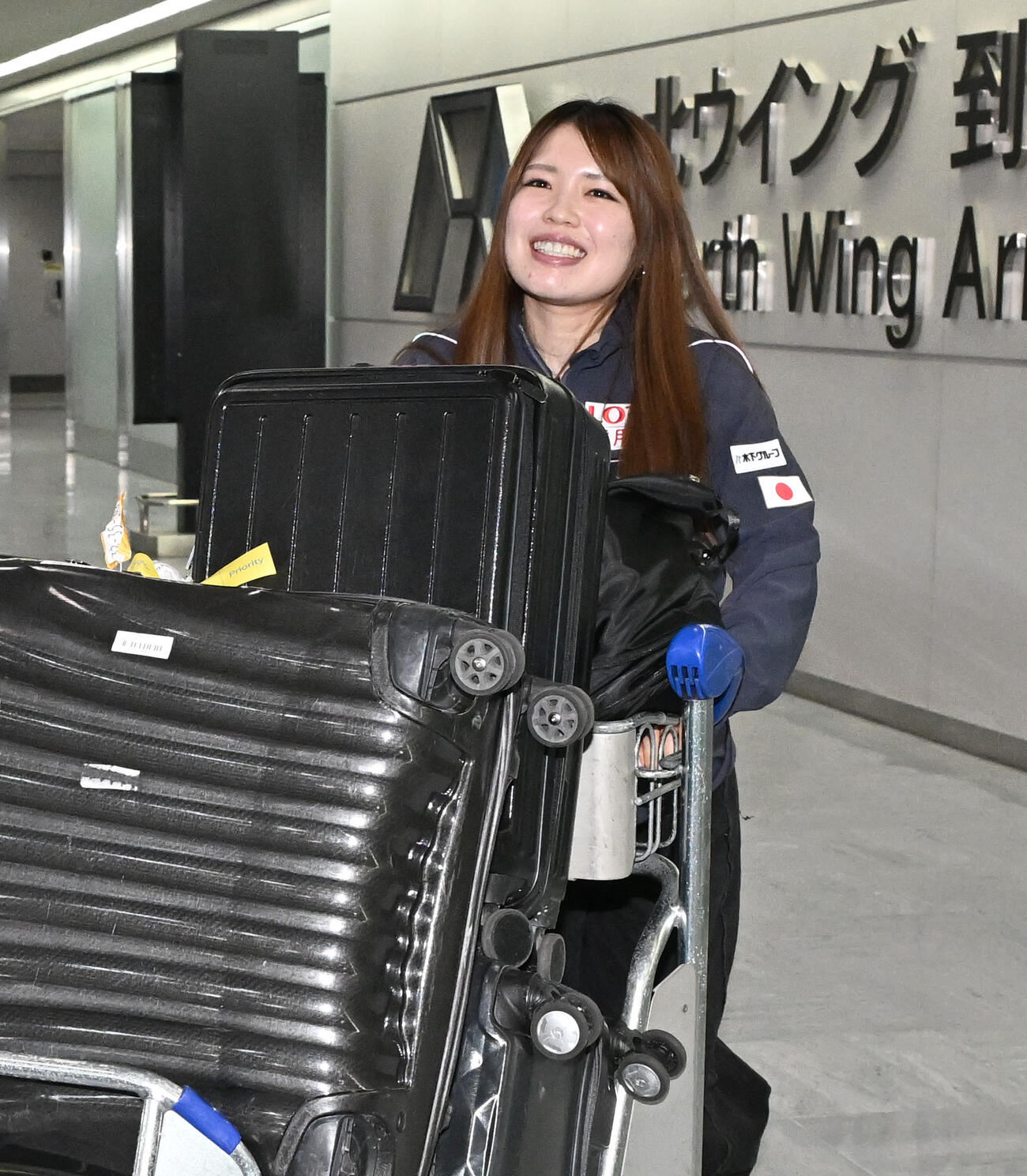 スピードスケートの世界選手権を終え、オランダから帰国した佐藤綾乃（撮影・千葉一成）