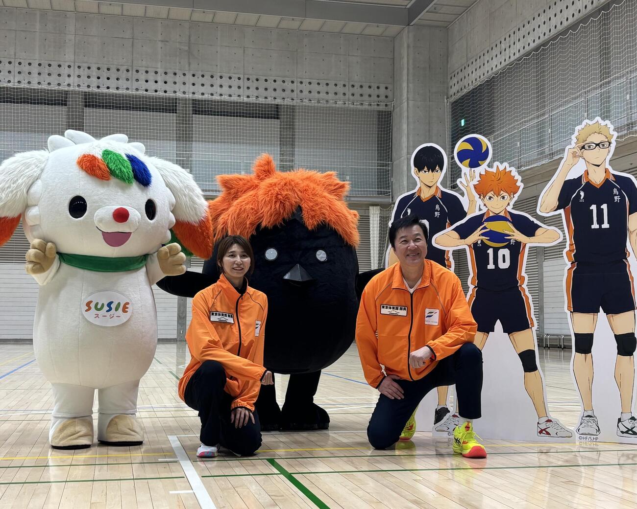 イベントに出席した大友愛さん（左）と川合俊一バレーボール協会会長（撮影・勝部晃多）
