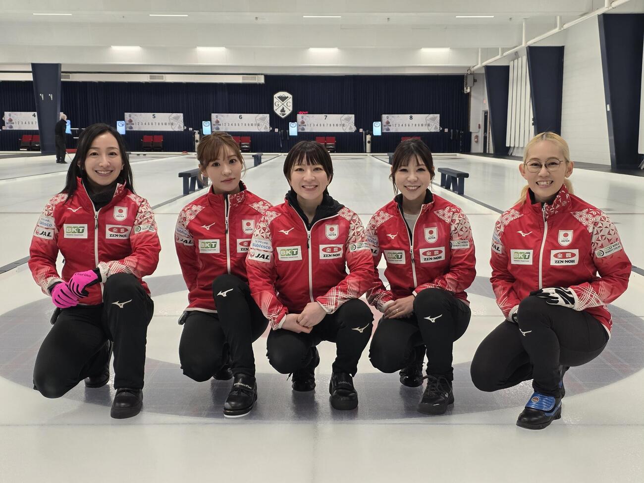 世界選手権に臨むカーリング女子日本代表の左から藤沢、吉田知、鈴木、吉田夕、小穴（C）JCA