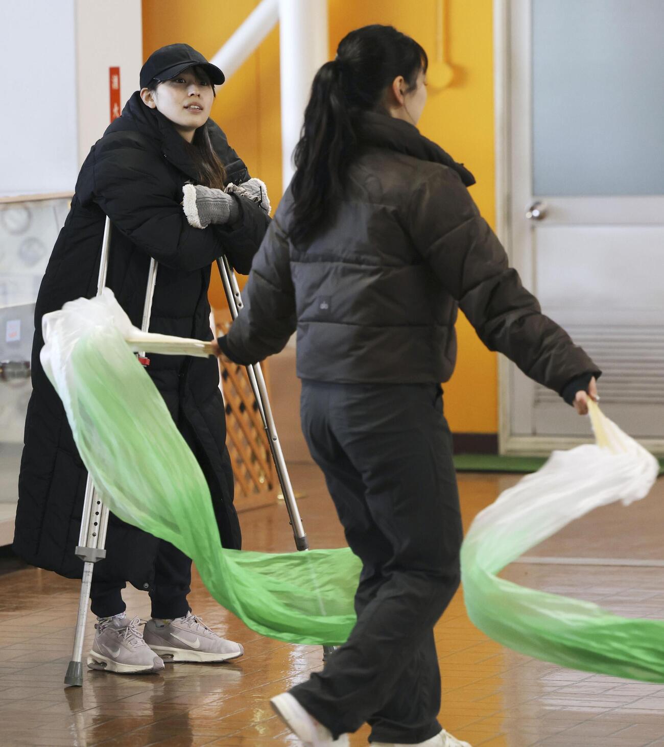アイスショー「滑走屋～第二巻～」の直前合宿で代替メンバーにアドバイスする三宅咲綺（左）＝11日、松山市（共同）