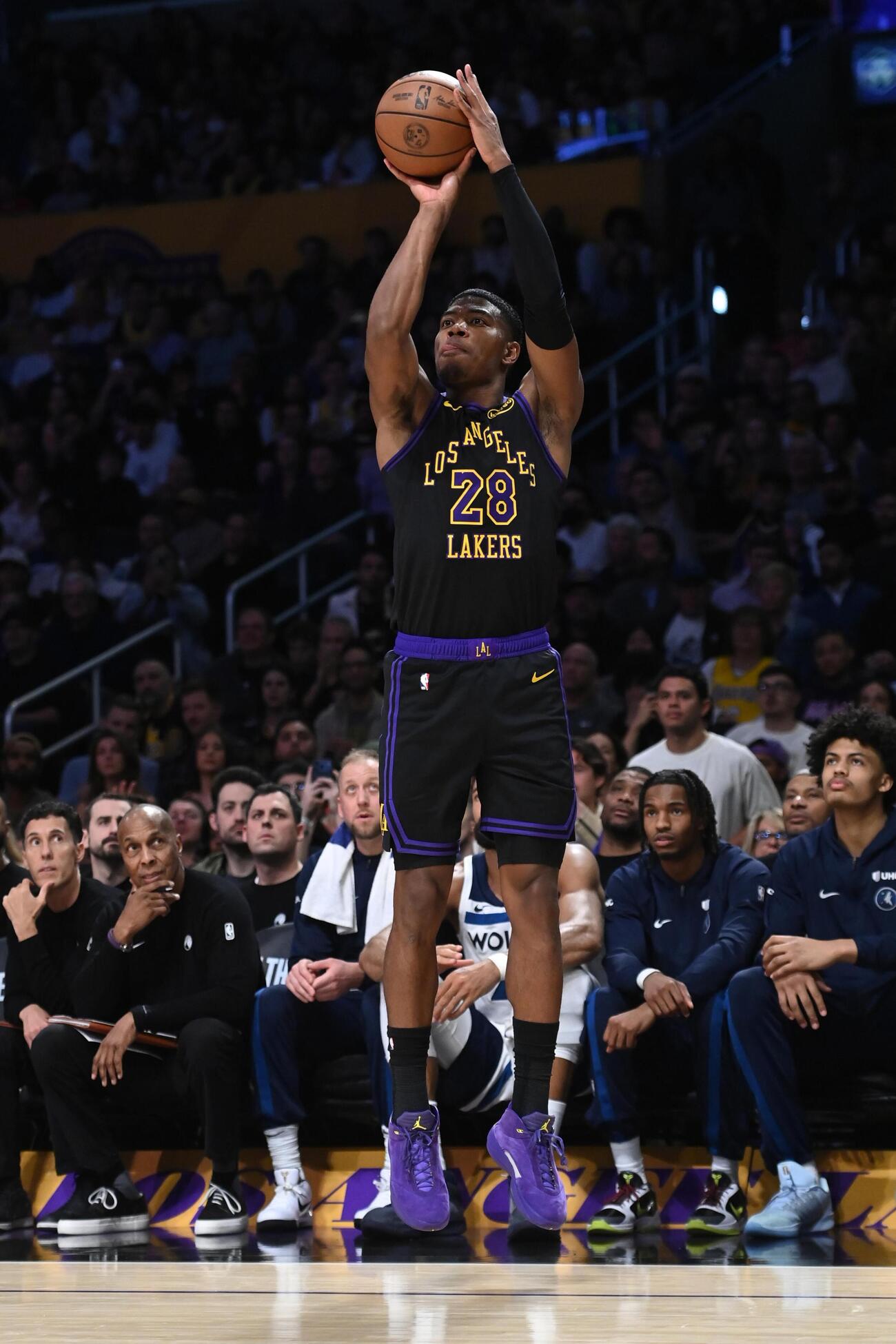 ティンバーウルブズ戦でシュートを放つレーカーズの八村塁（NBAE・ゲッティ＝共同）