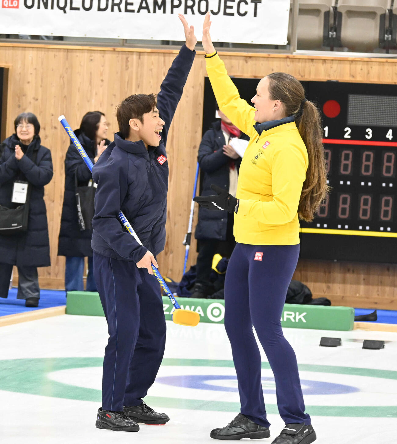 ファーストストーンを成功させハイタッチする織田信成さん（左）（撮影・飯岡大暉）