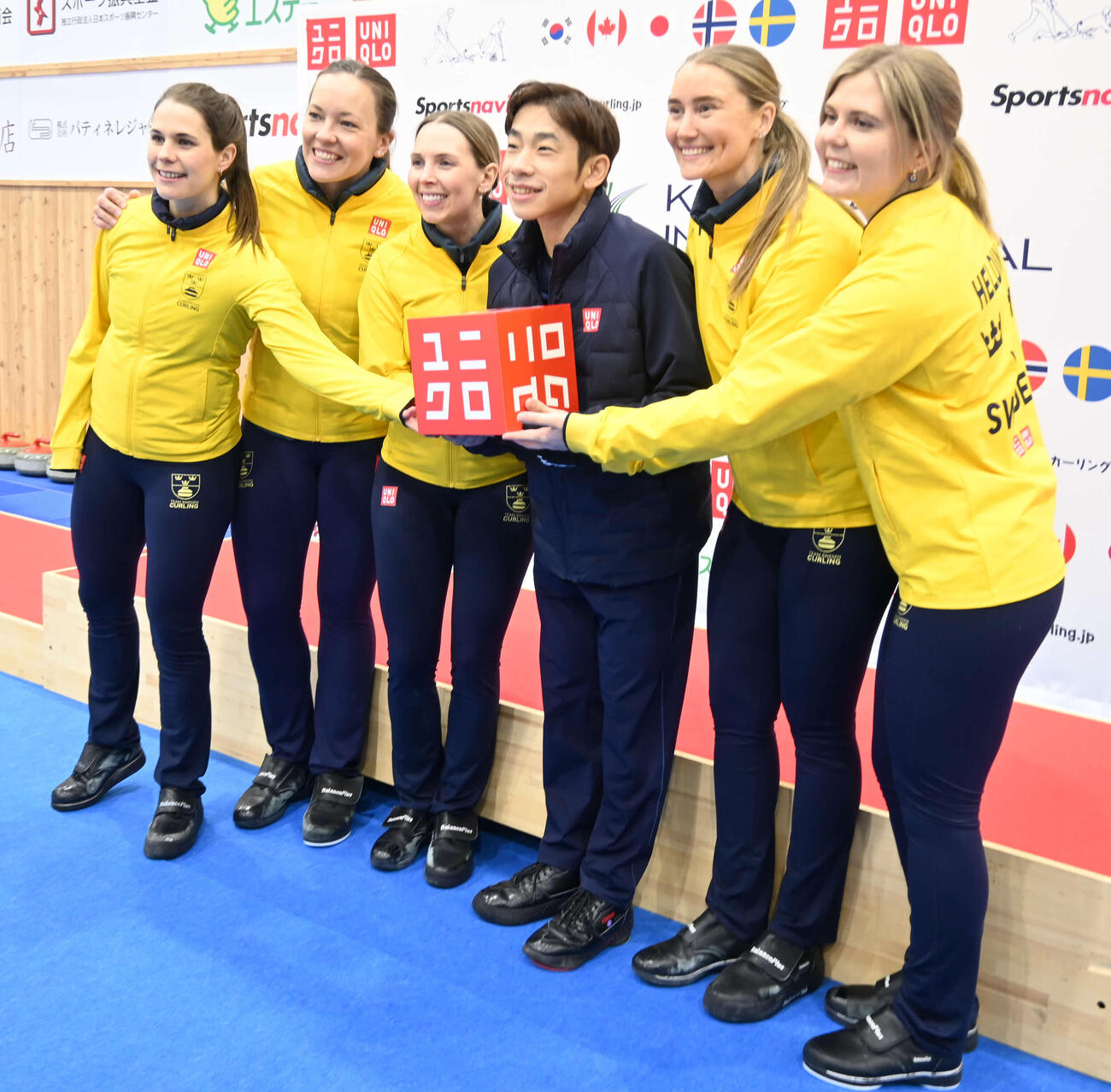 ハッセルボリ（左）ら女子カーリングスウェーデン代表と記念撮影する織田氏（撮影・飯岡大暉）