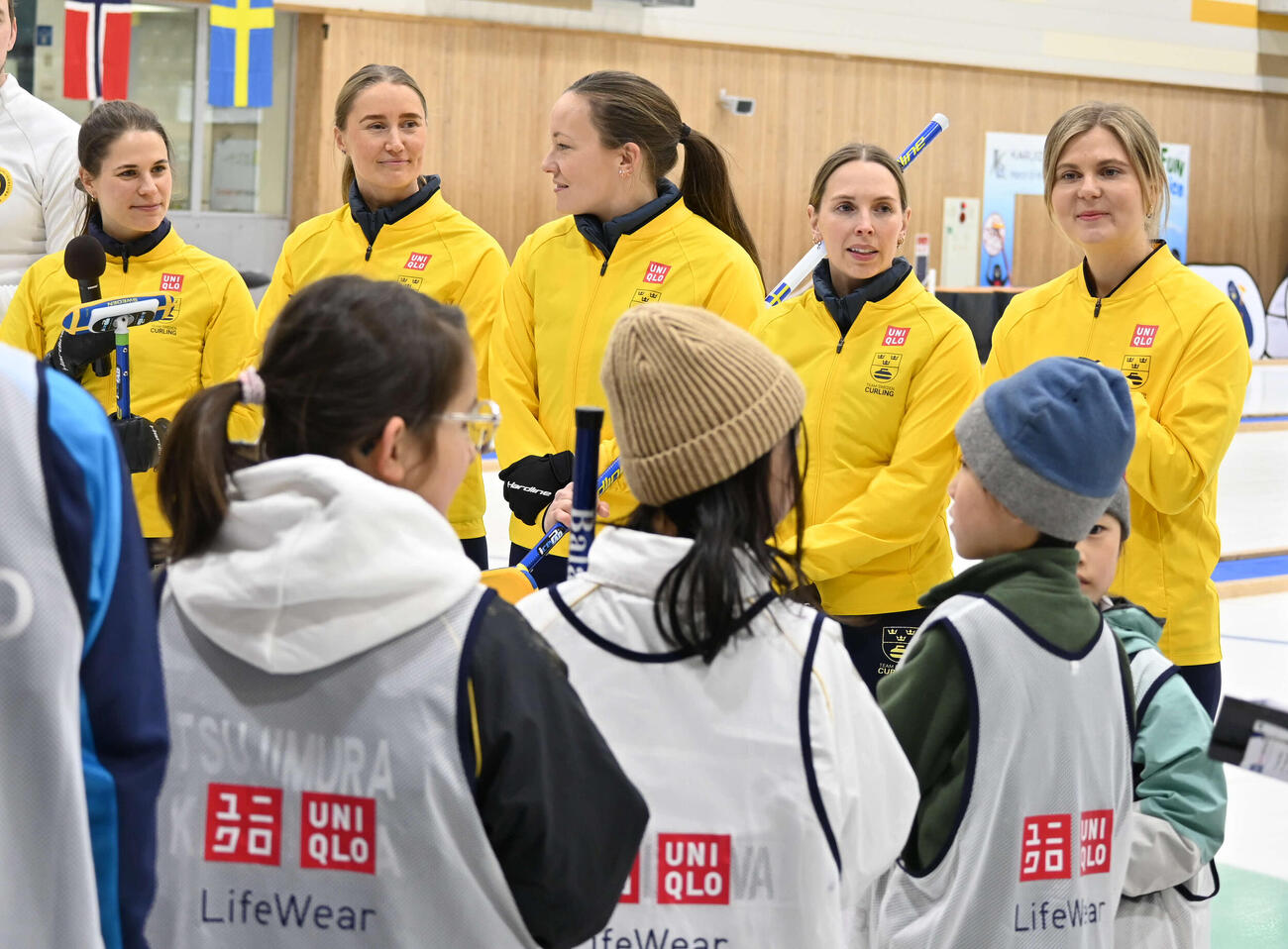子どもたちの質問に答えるアンナ・ハッセルボリ（左）ら女子カーリングスウェーデン代表（撮影・飯岡大暉）