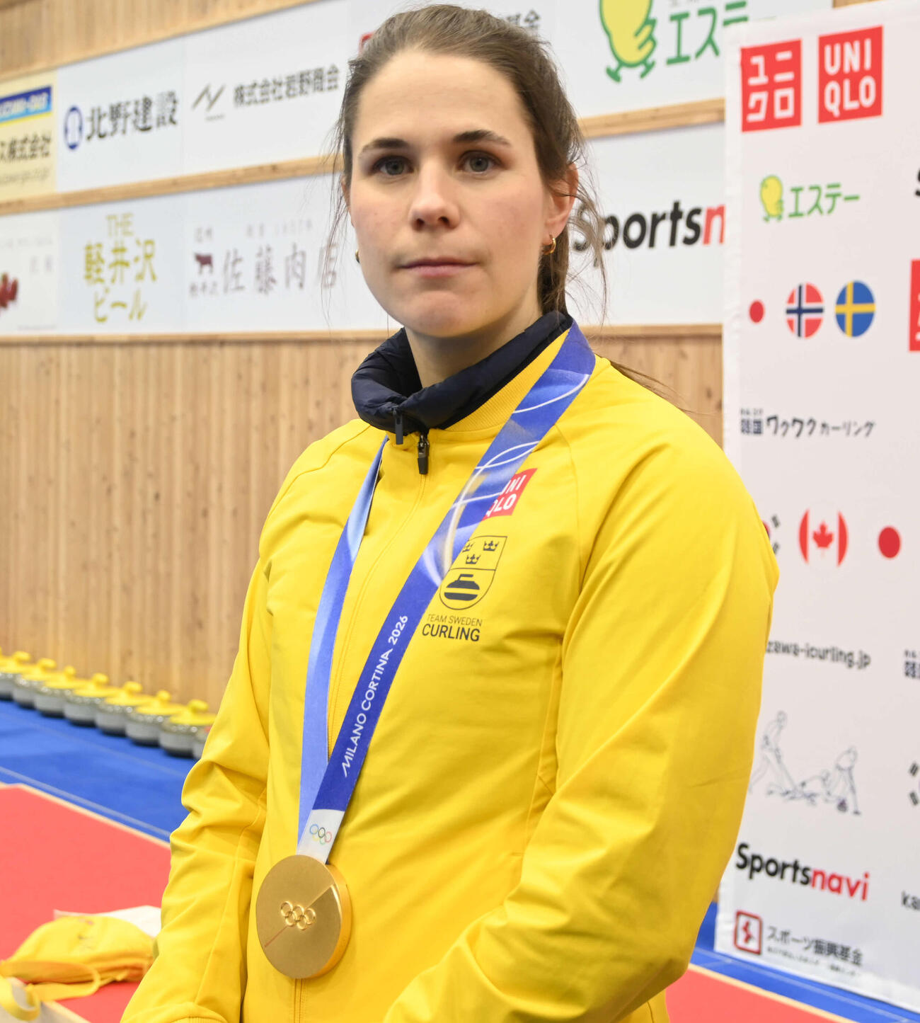 ラノ・コルティナ五輪の金メダルをかけて取材に応じる女子カーリングスウェーデン代表スキップのハッセルボリ（撮影・飯岡大暉）