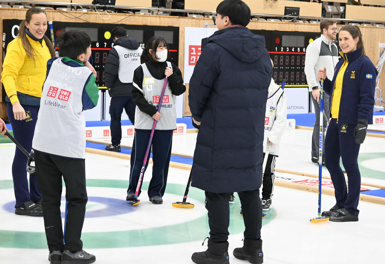カーリングを指導するハッセルボリ（右）ら女子スウェーデン代表（撮影・飯岡大暉）