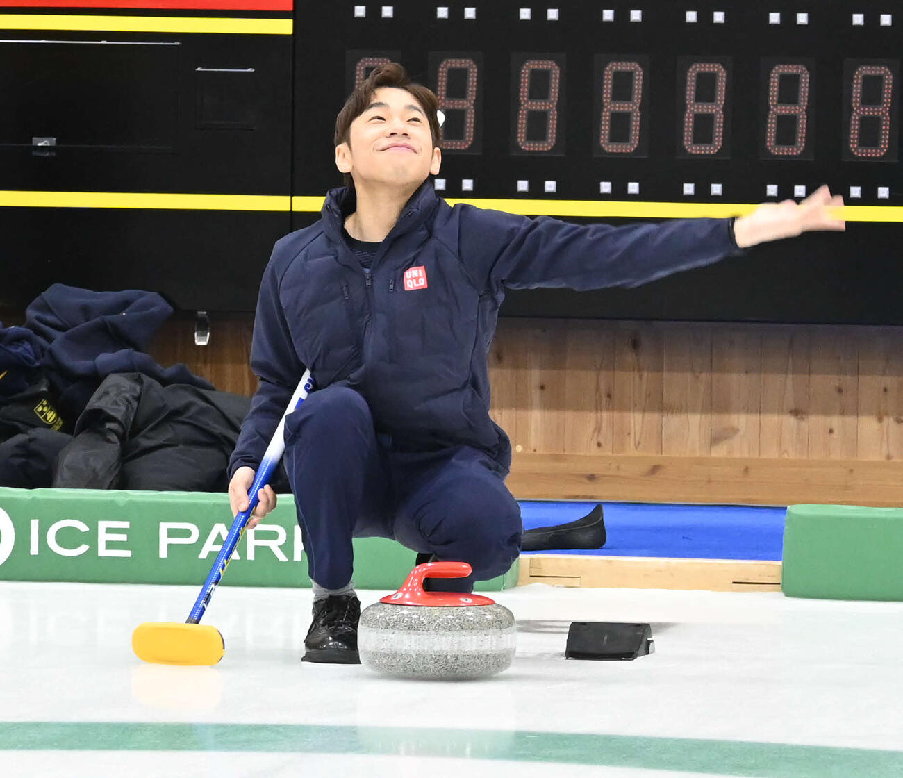 ファーストストーンを投じる前にポーズを決める織田信成さん（撮影・飯岡大暉）