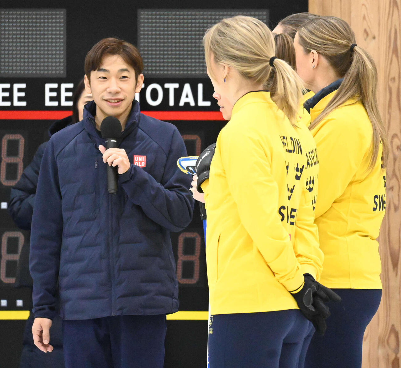 織田信成さん（左）は女子スウェーデン代表にアドバイスを求める（撮影・飯岡大暉）
