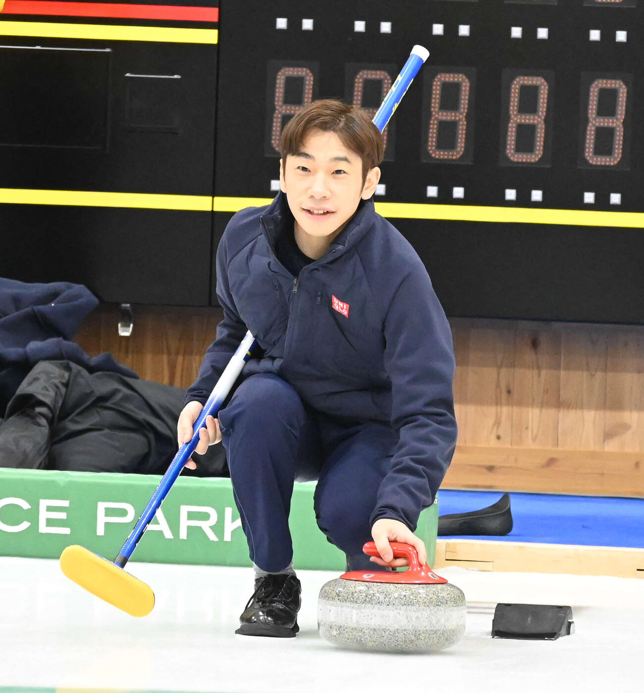 ファーストストーンを投じる織田信成さん（撮影・飯岡大暉）