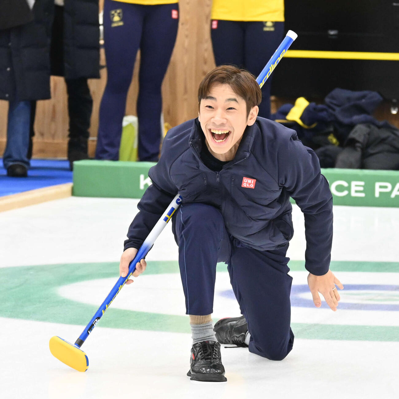 ファーストストーンを投じる織田信成さん（撮影・飯岡大暉）