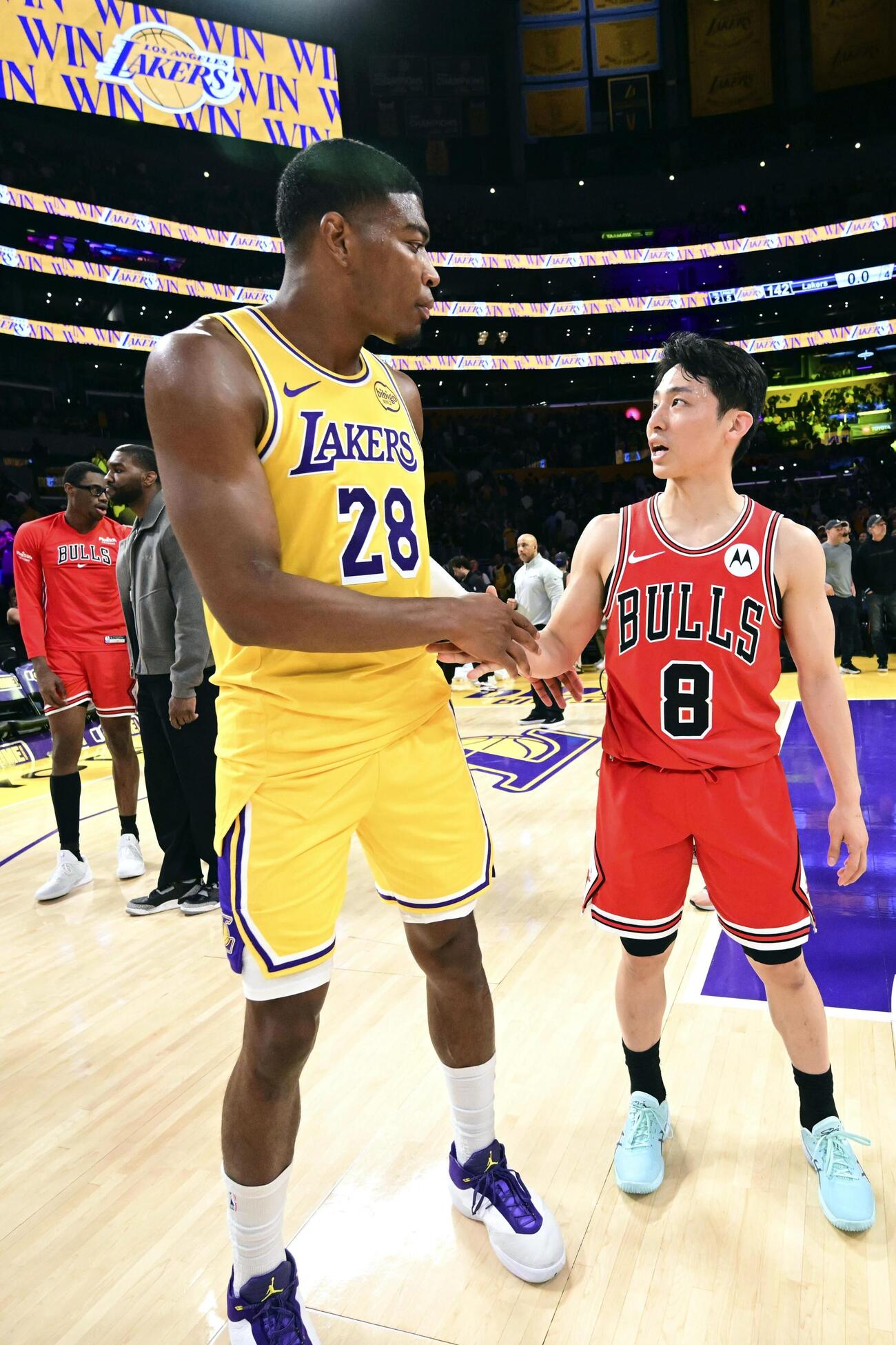 試合後に握手するレイカーズの八村（左）とブルズの河村（NBAE・ゲッティ＝共同）