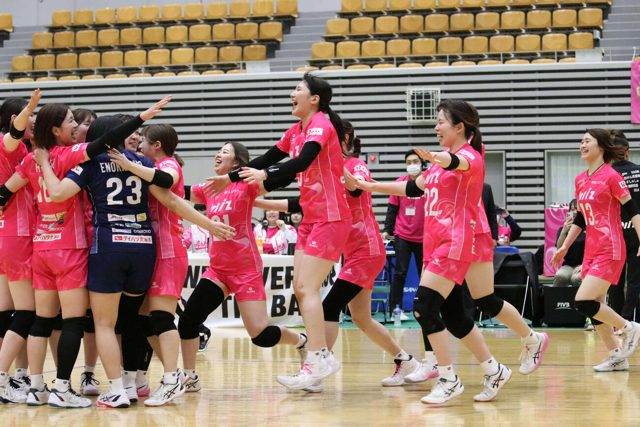 勝利を決めて喜ぶアルテミス北海道の選手たち