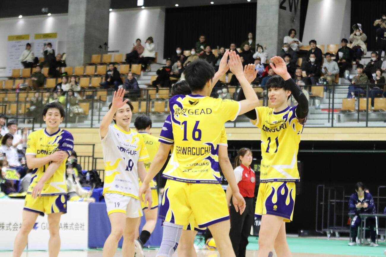 勝利が決まり、喜ぶ北海道イエロースターズの選手ら（撮影・保坂果那）
