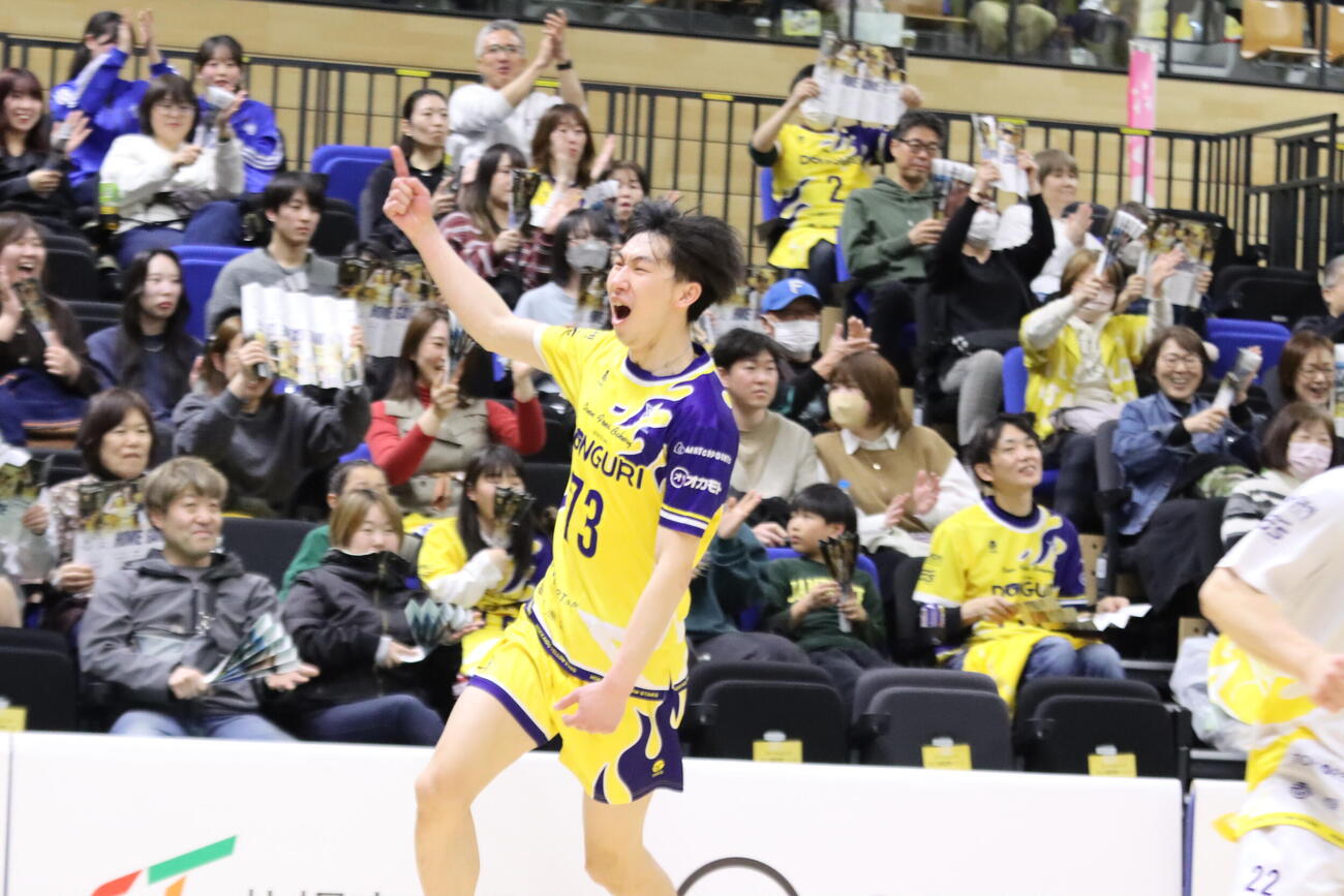 得点が決まり、喜ぶ北海道イエロースターズ島（撮影・保坂果那）