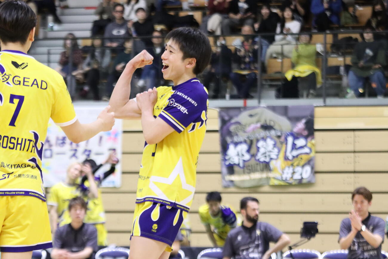得点が決まり、喜ぶ北海道イエロースターズ山田（撮影・保坂果那）