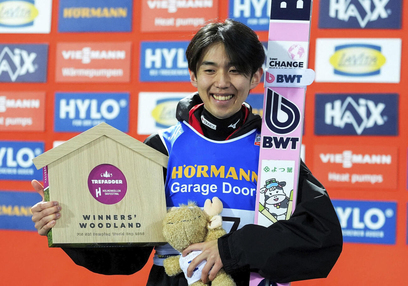 W杯ジャンプ男子個人第25戦で3位に入り、表彰台で喜ぶ中村直幹（NTB提供・ロイター＝共同）
