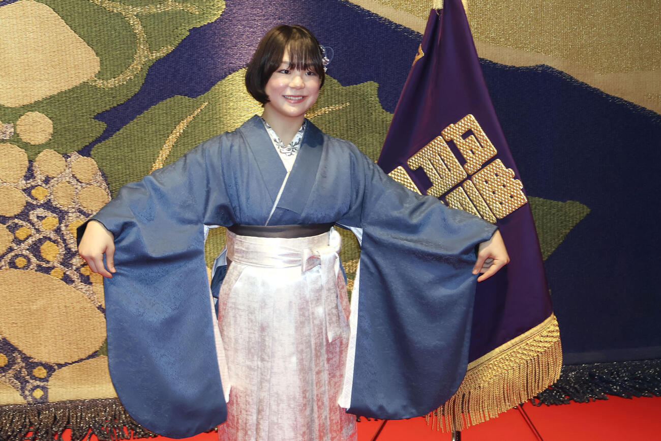 日体大の卒業式に出席後、ポーズをとるレスリング女子の藤波
