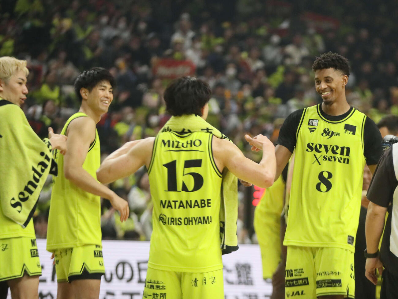 仙台対秋田　試合後、チームメートに祝福される仙台カルバー（右）（撮影・高橋香奈）