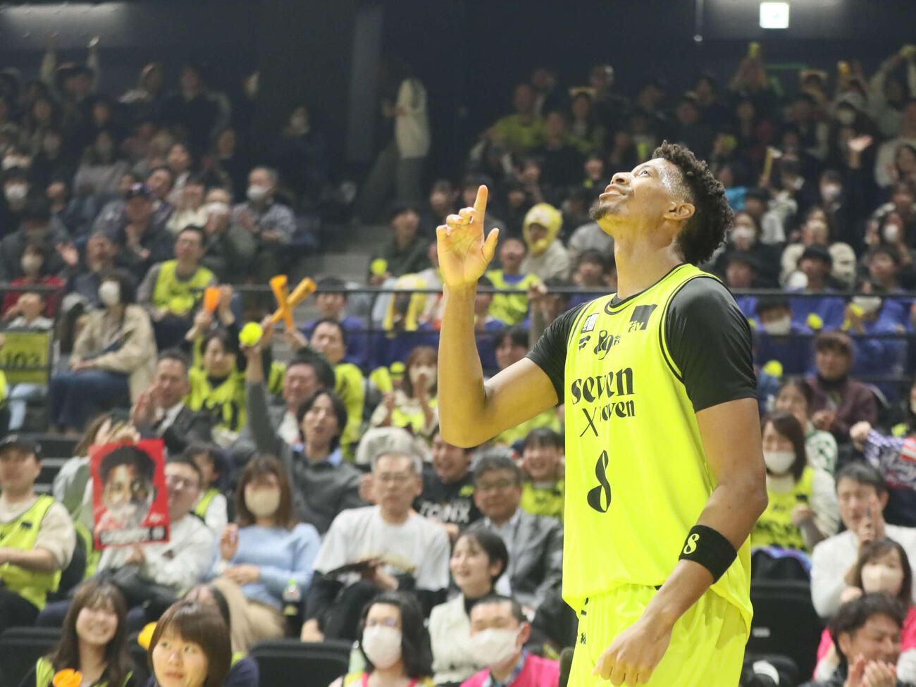 仙台対秋田　第4Q、自身51得点目を上げセレブレーションをする仙台カルバー（撮影・高橋香奈）