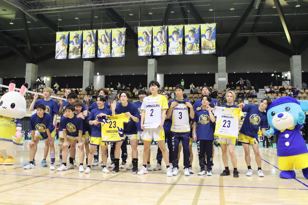 東地区連覇を決め、優勝記念Tシャツを着て集合写真を撮影する北海道イエロースターズの選手ら（撮影・保坂果那）