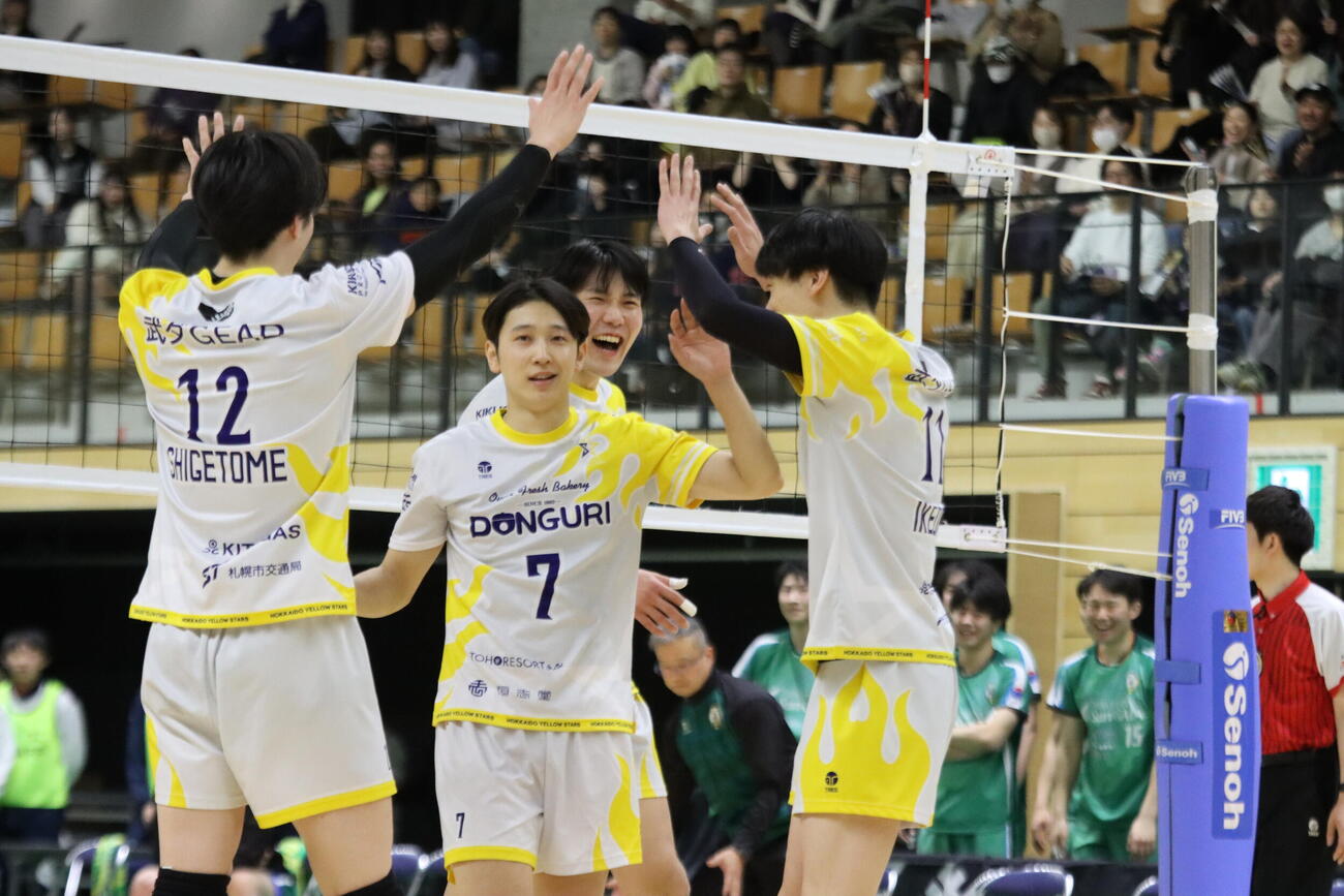 得点を決めて喜ぶ北海道イエロースターズの選手ら（撮影・保坂果那）