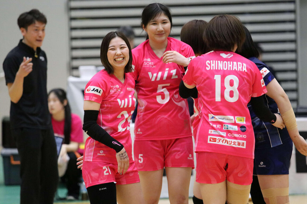 得点が入り喜ぶ岩見（左）らアルテミス北海道の選手たち