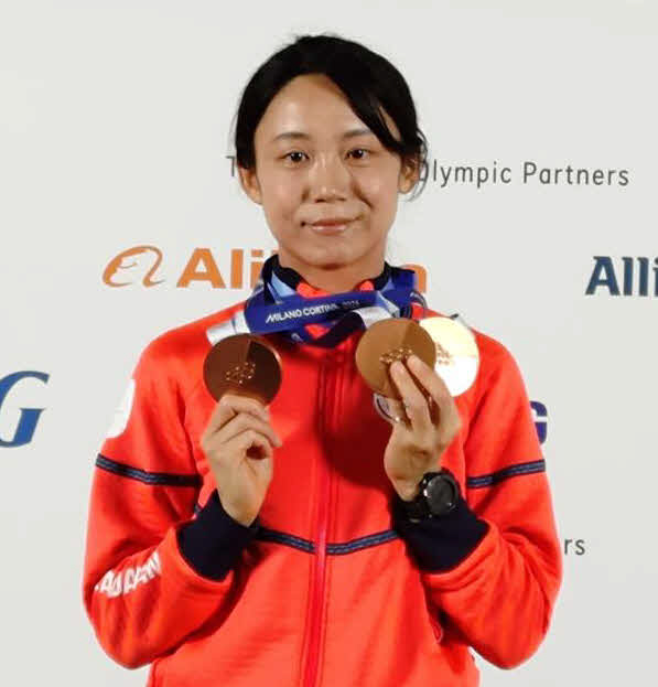 ミラノ・コルティナ五輪　3つの銅メダルを手にするスピードスケート女子の高木美帆（2026年2月撮影）