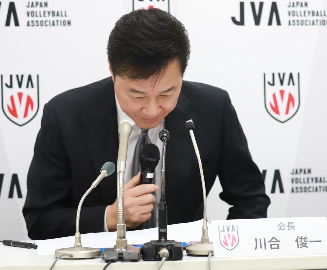 記者会見を開いた日本バレーボール協会の川合俊一会長（撮影・木下淳）