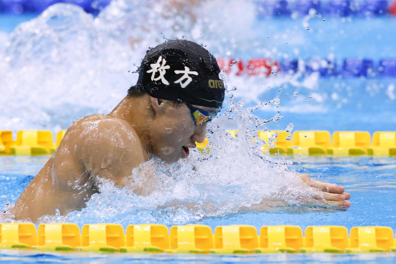 男子100メートル平泳ぎ決勝で力泳する大橋信（共同）